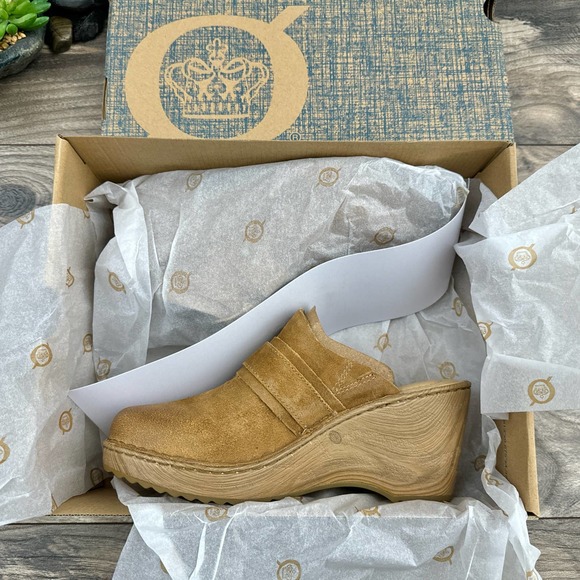 NIB Born Nola 9M Tan Distressed Suede Clogs Leather Open Back - Picture 9 of 12